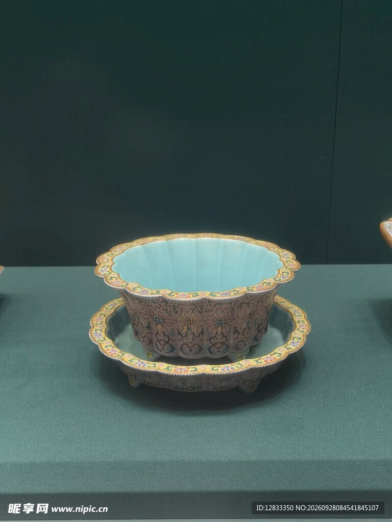 馆藏钧釉盏托瓷器