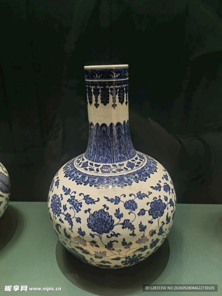 青花镂空长颈瓶