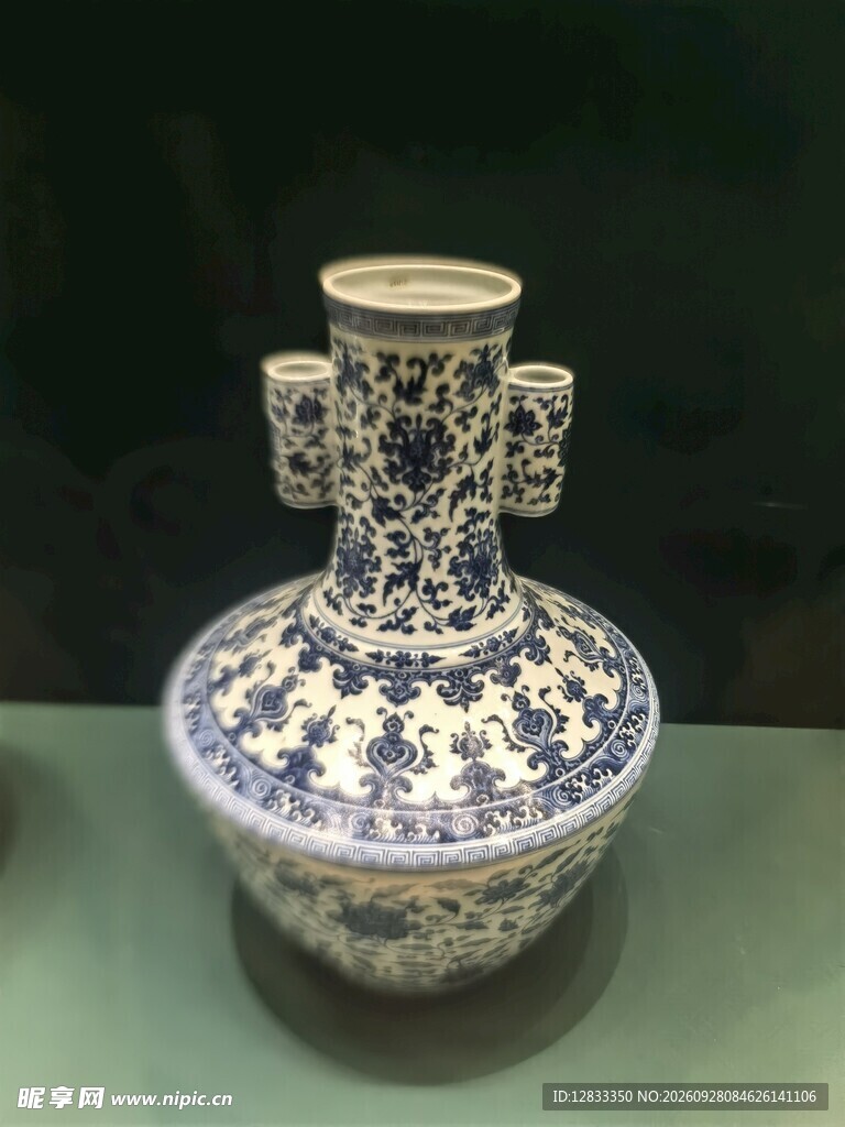 青花缠枝纹贯耳瓶
