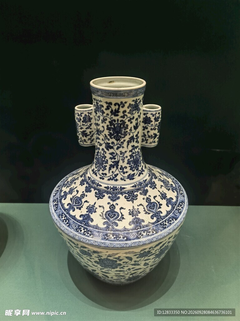 青花缠枝纹贯耳瓶