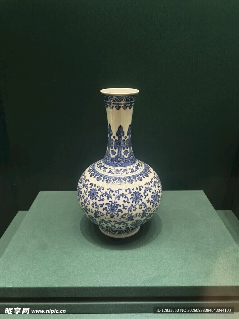 馆藏青花古瓷瓶
