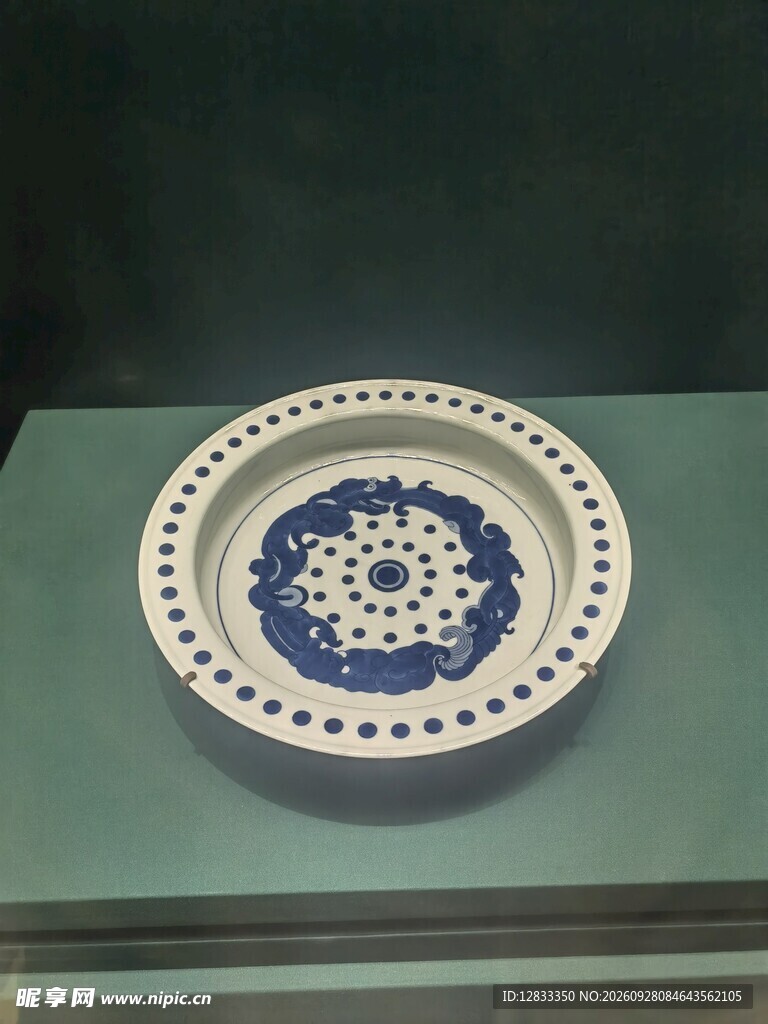 馆藏青花镂空瓷盘