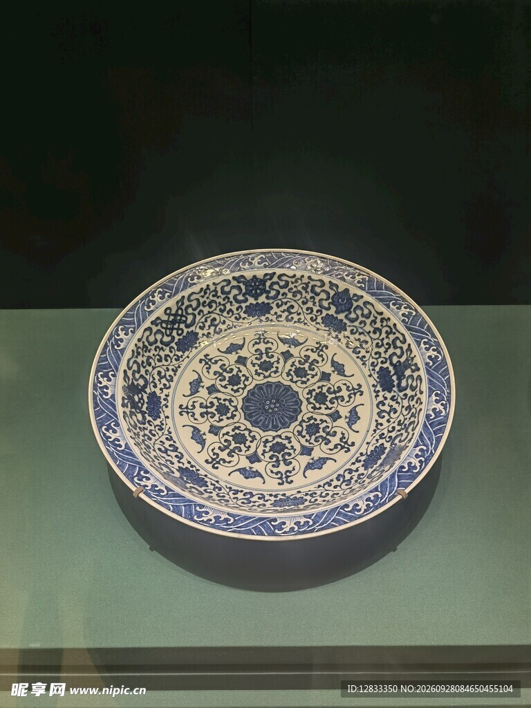 古代镂空青铜镜