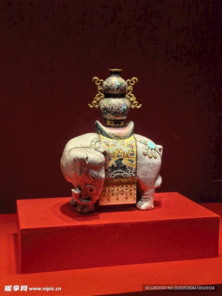 馆藏古瓷瑞兽摆件