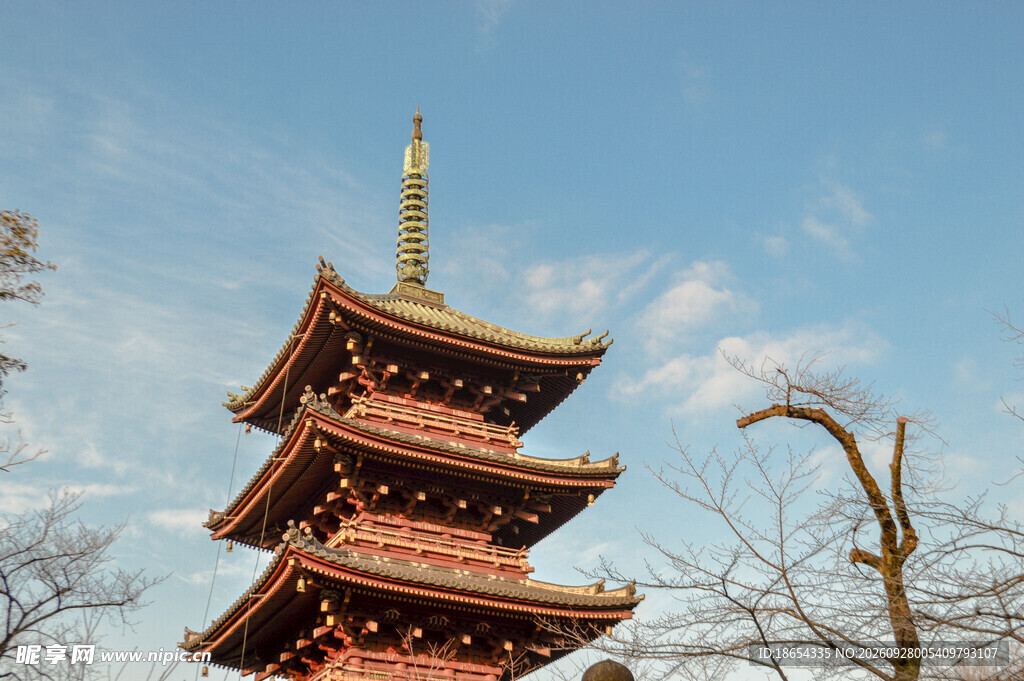 晴空下的日式古塔
