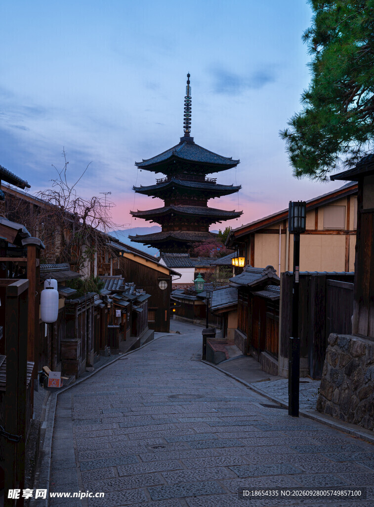 京都古街暮色五重塔