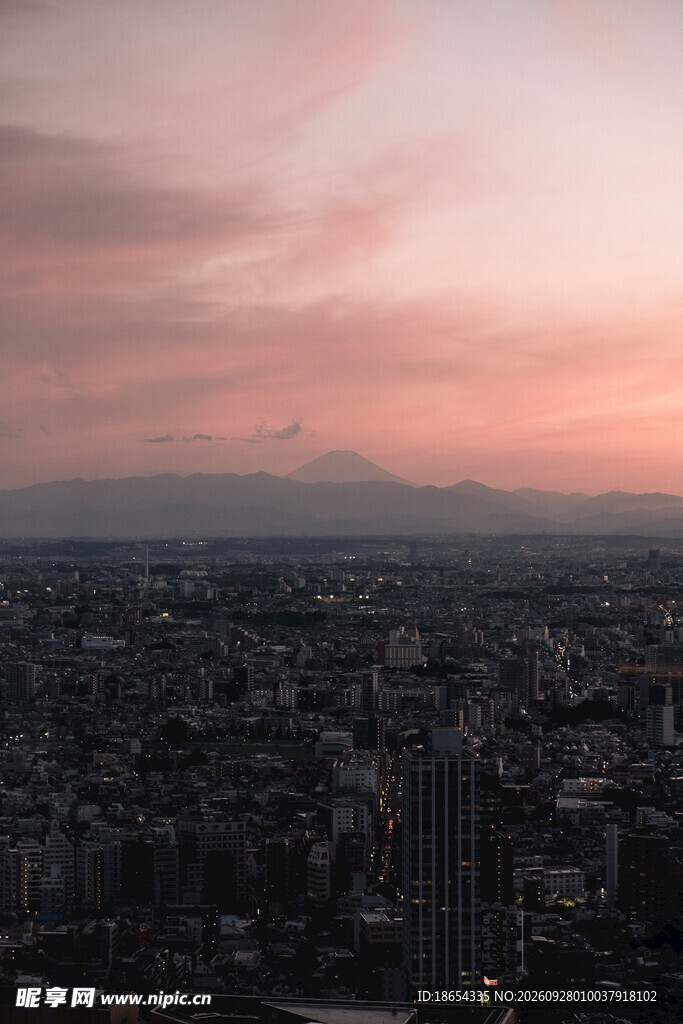 暮色下的城市全景