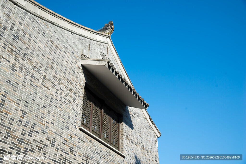中式古建石墙屋檐仰拍