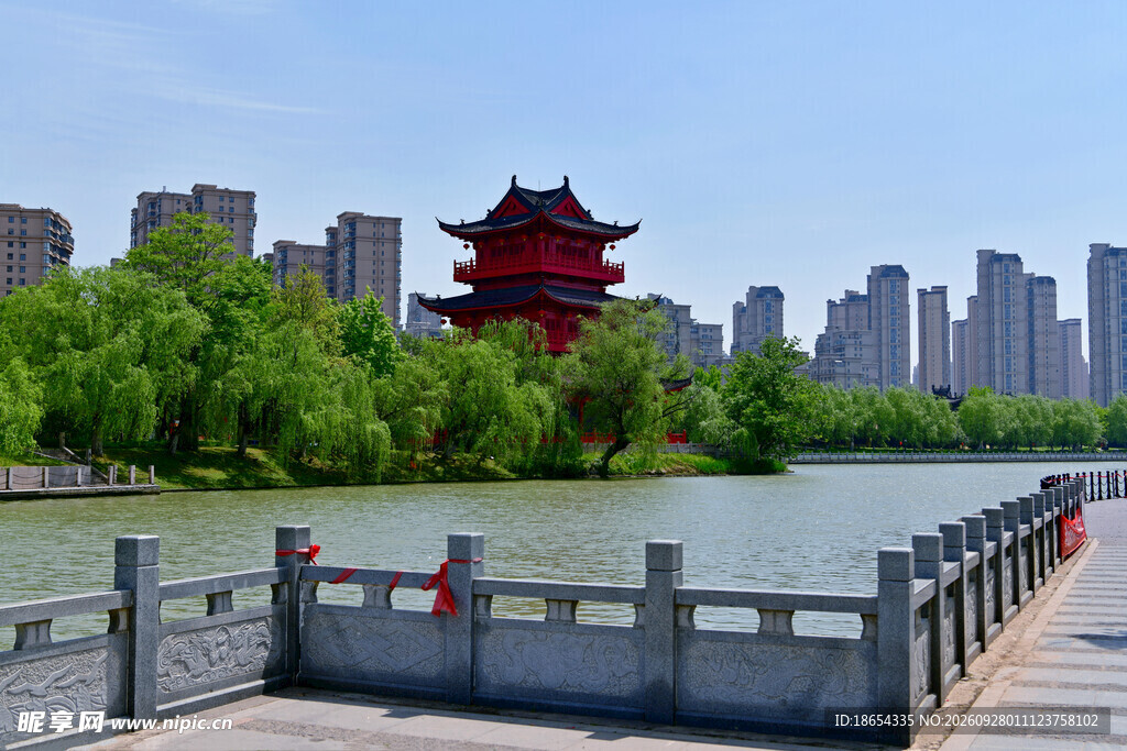 河畔古楼城市风光