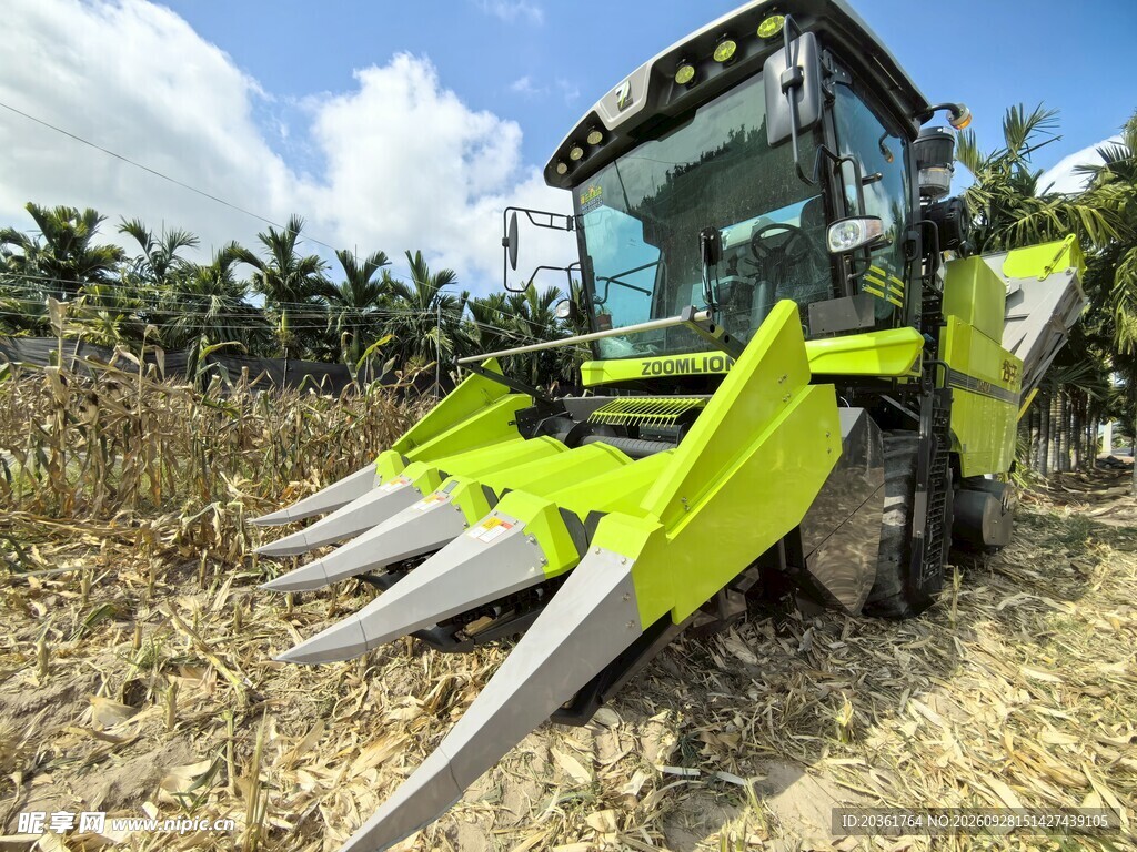 田间农用收割机