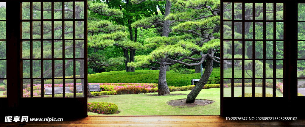 和室窗外日式庭院