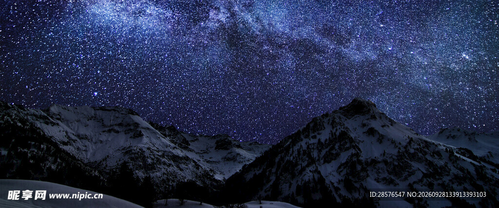 夜幕下的雪山星空