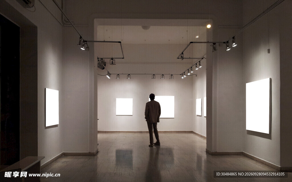 空荡美术馆展厅人影