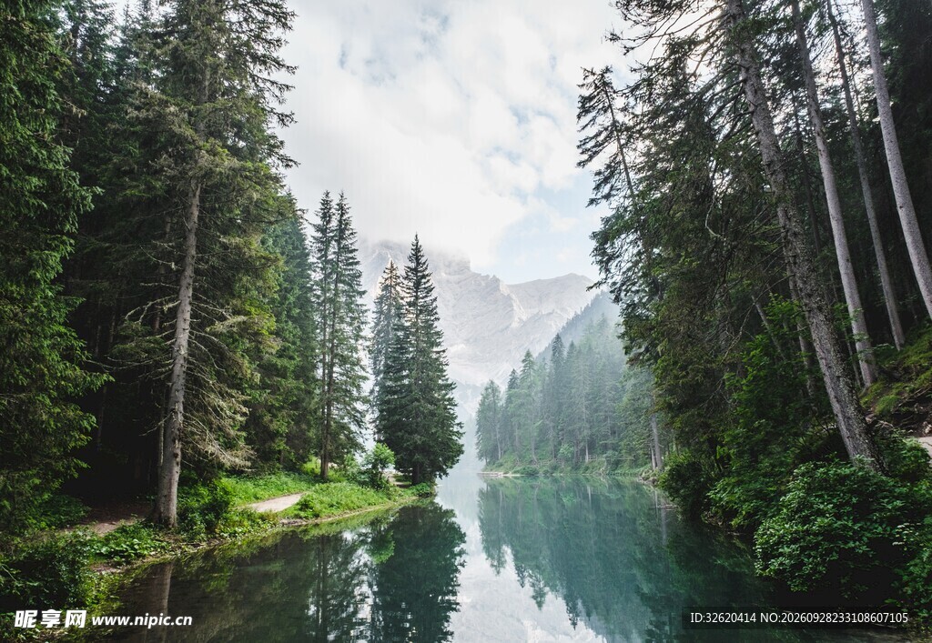 林间湖泊山水美景