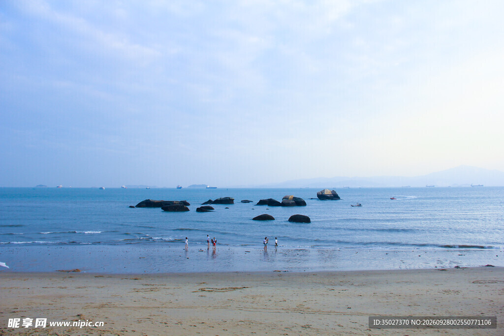 夏日海边沙滩风光