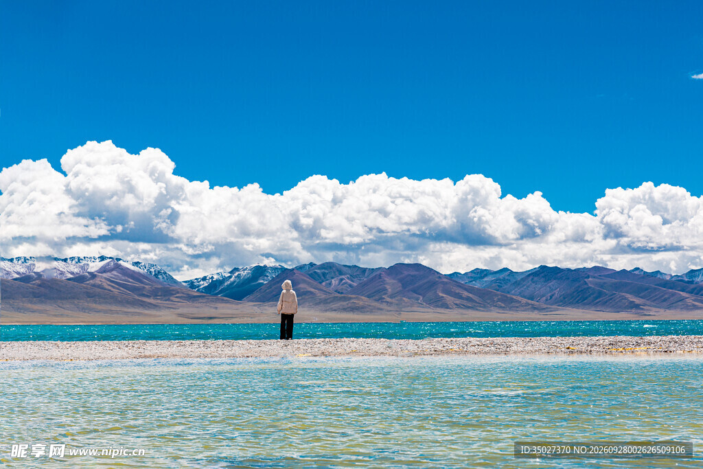 高原湖泊晴空美景
