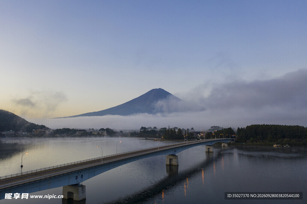 富士山晨雾湖景