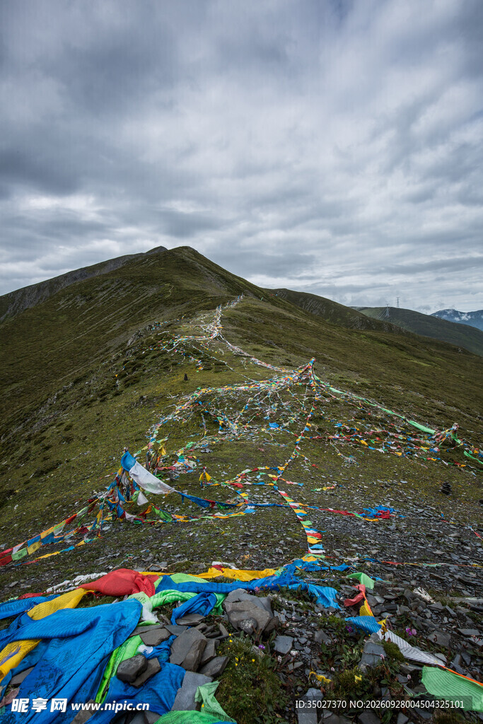 高原山间经幡风光