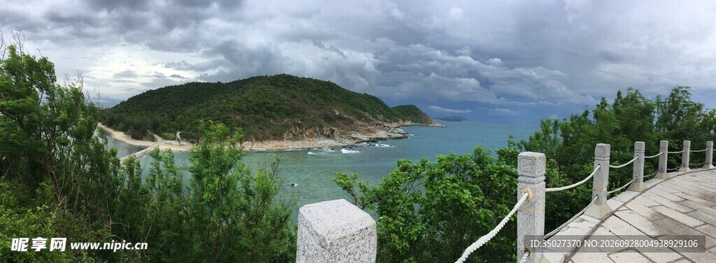 滨海步道远眺海湾风光