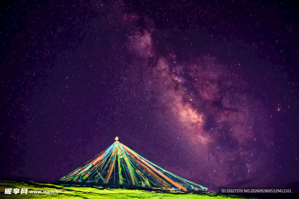 紫夜下的炫彩三角建筑