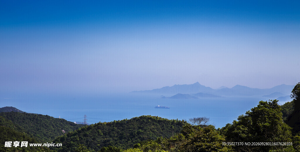 郊野晴空远山风光