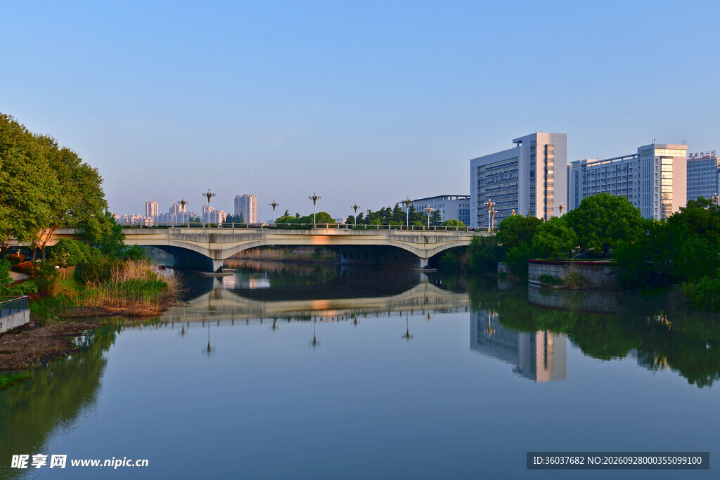 河畔石桥城市风光