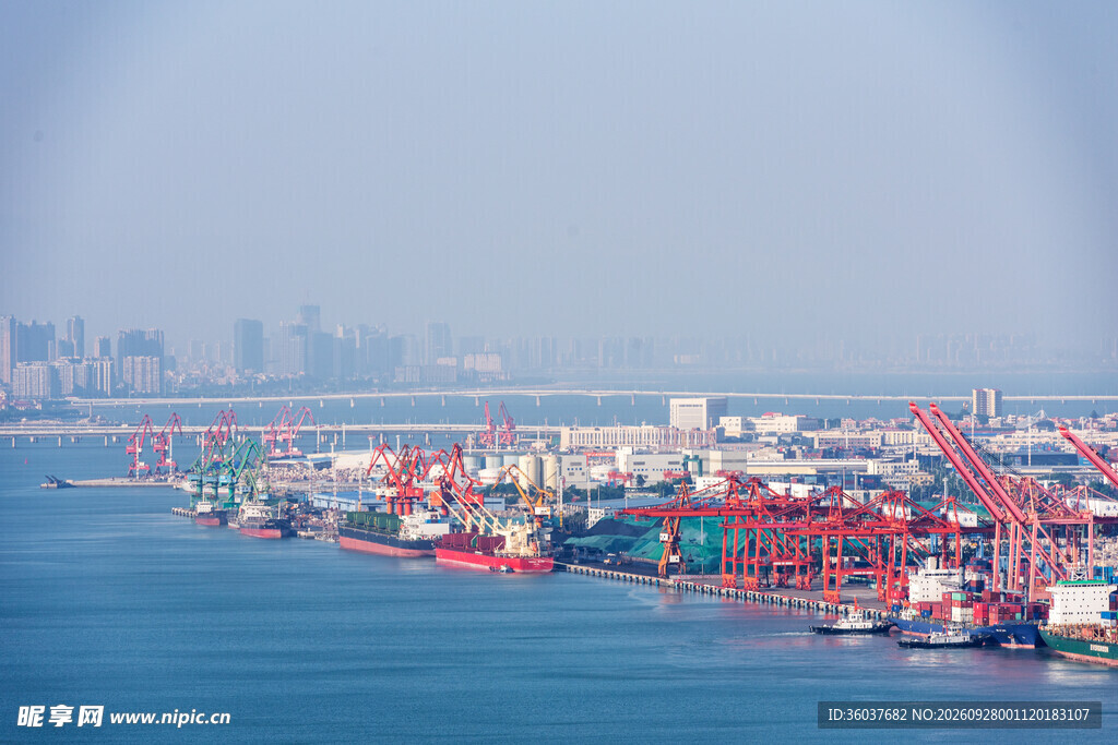 海港货运码头远景