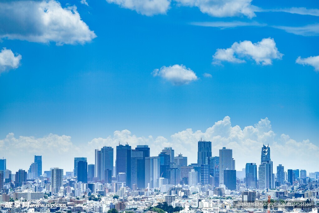 晴空下的城市天际线