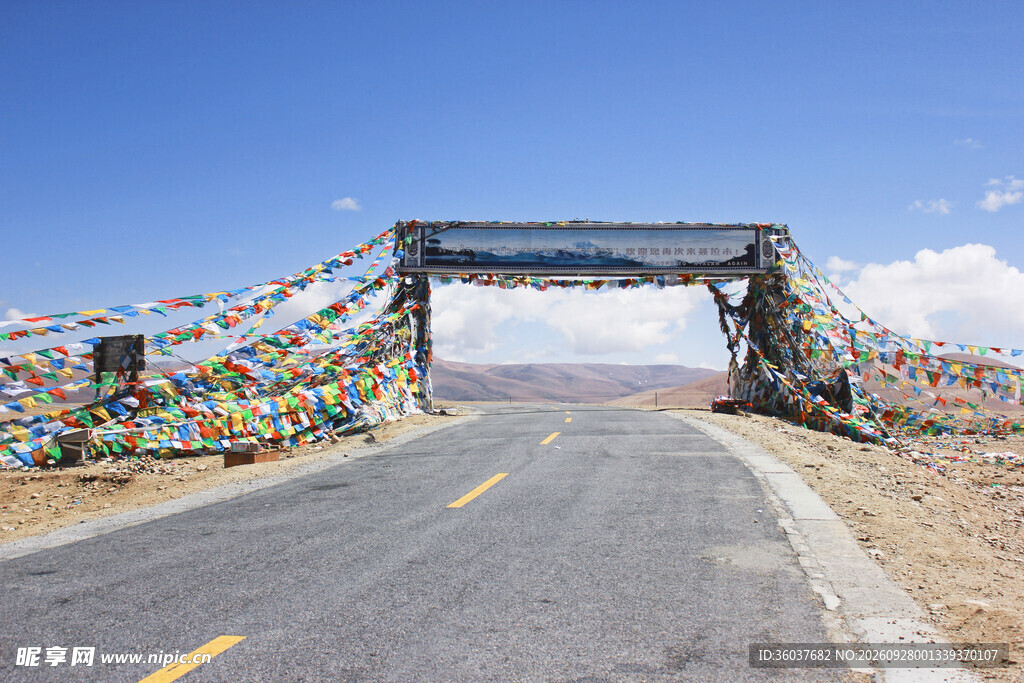 高原经幡公路拱门