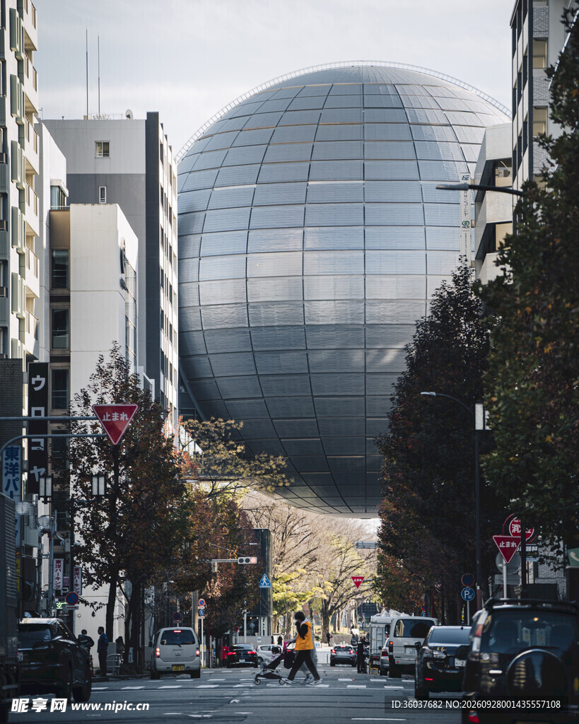 城市街景球形地标建筑