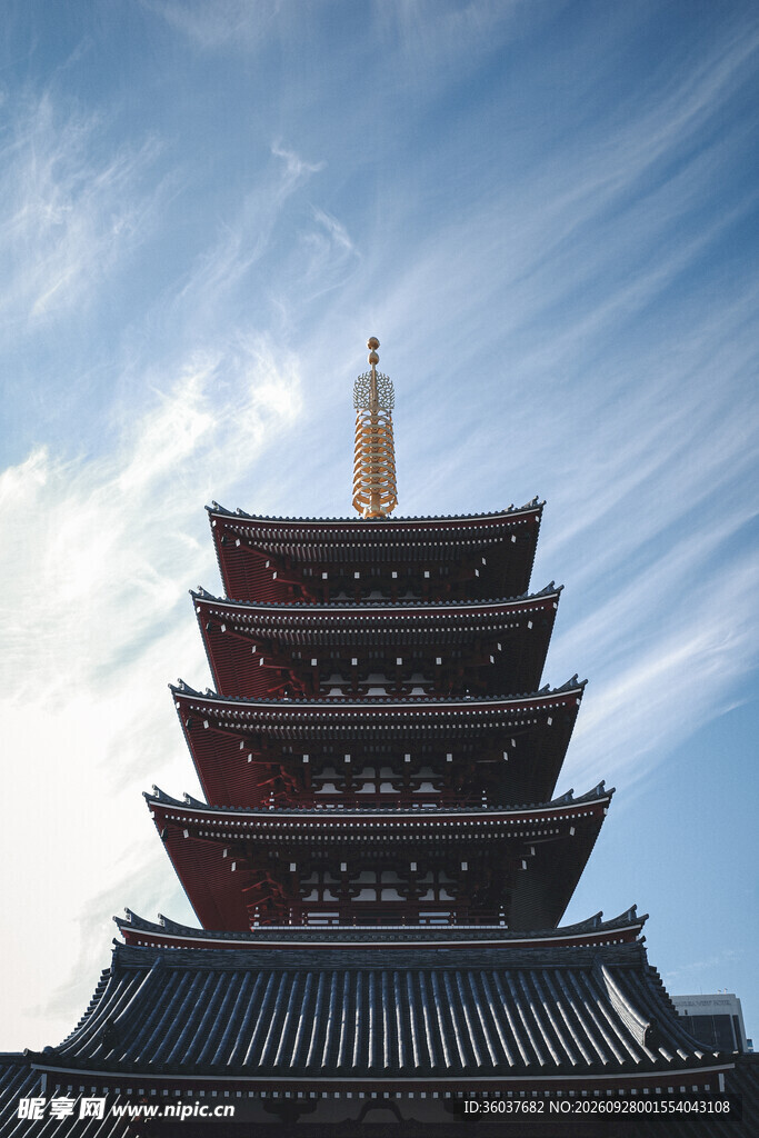 晴空下的中式古塔