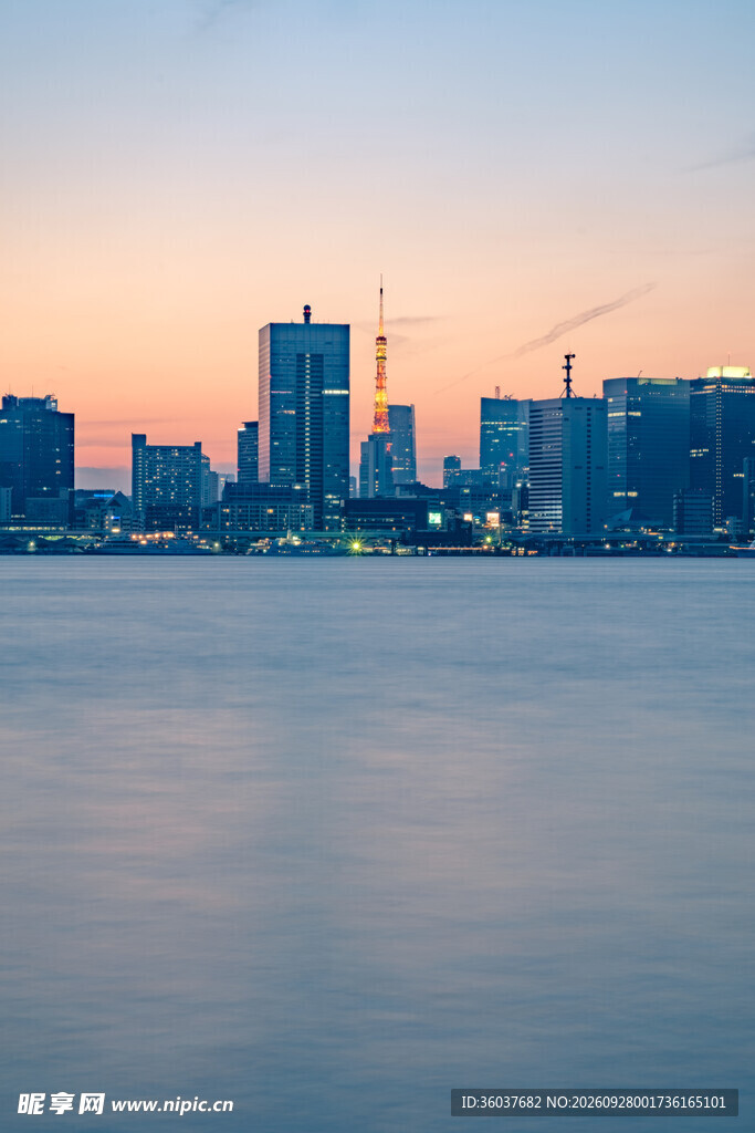 黄昏滨水城市天际线