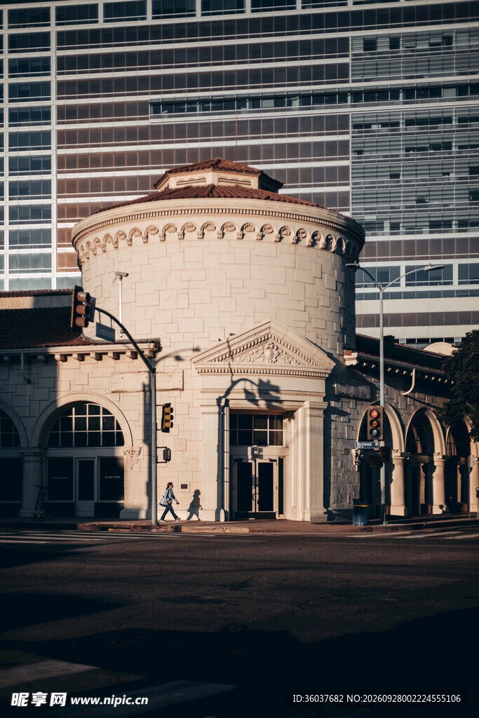 城市复古圆顶建筑