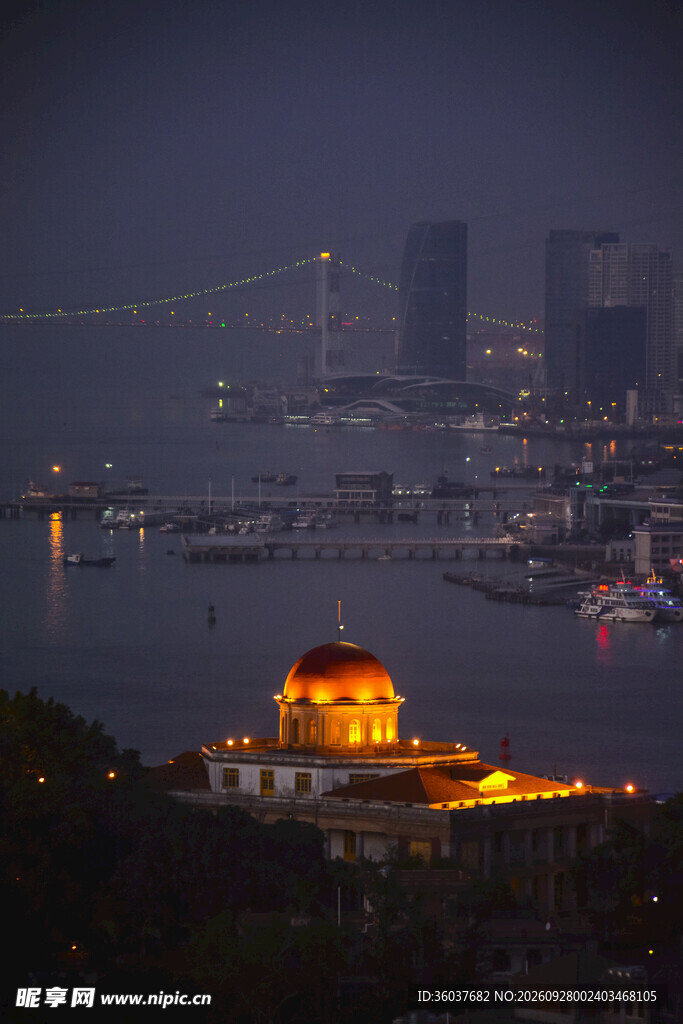 江畔城市夜景