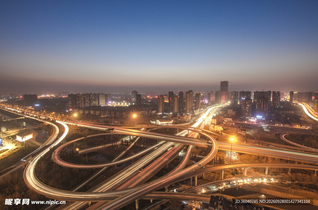 暮色下城市立交桥夜景