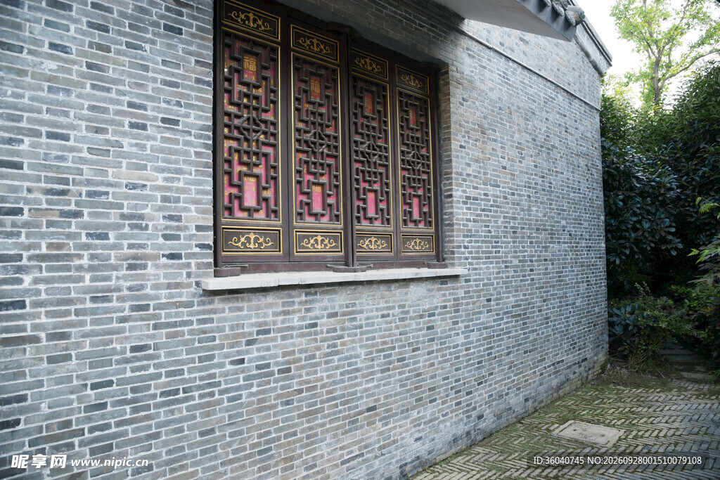 古建青砖墙上的中式花窗