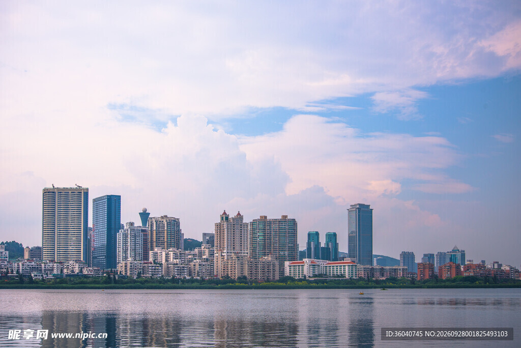 江畔城市天际线风光
