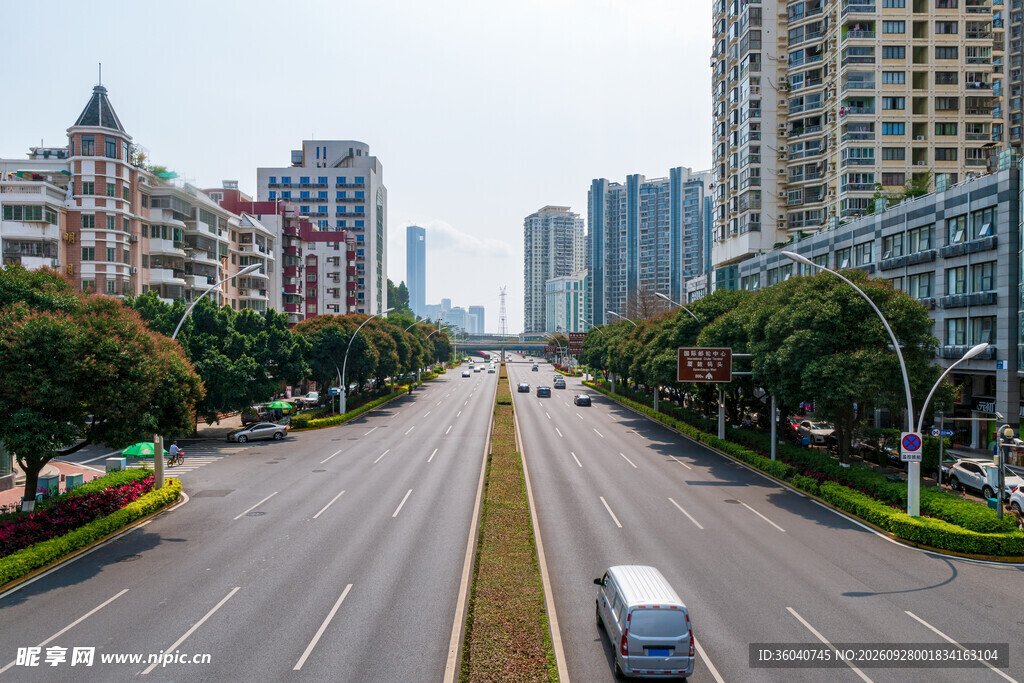 城市宽阔主干道街景