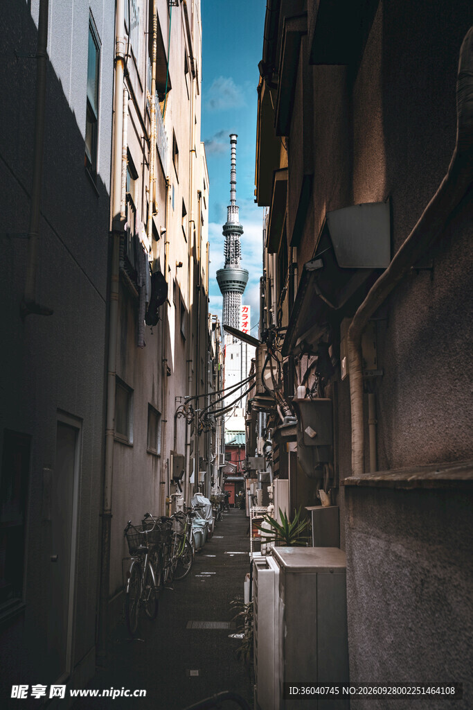 老巷远眺城市高塔