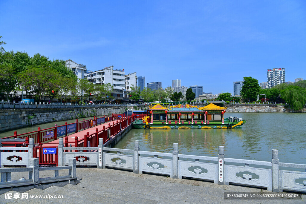 滨水公园湖景游船风光
