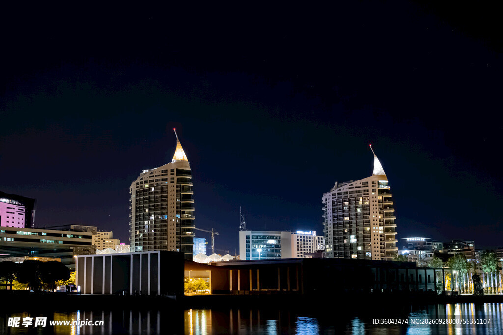 城市水岸夜景