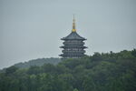 雾中山间古塔