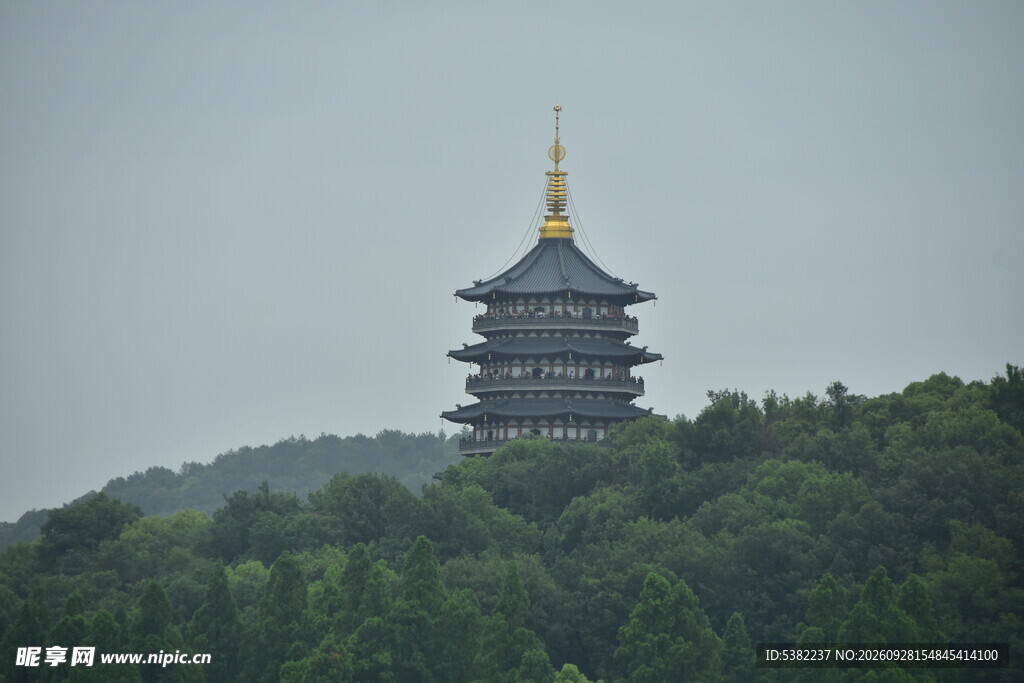 雾中山间古塔