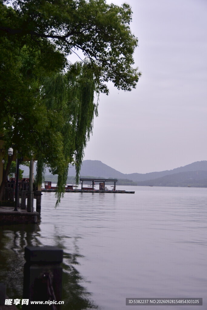 雾色湖畔山水风光