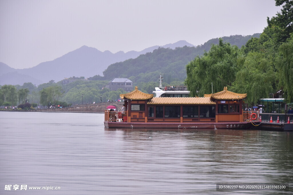 湖面仿古画舫风光