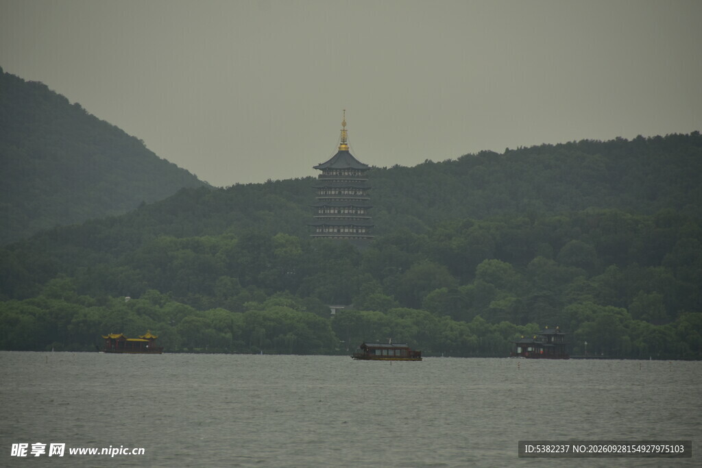 西湖雷峰塔朦胧远景