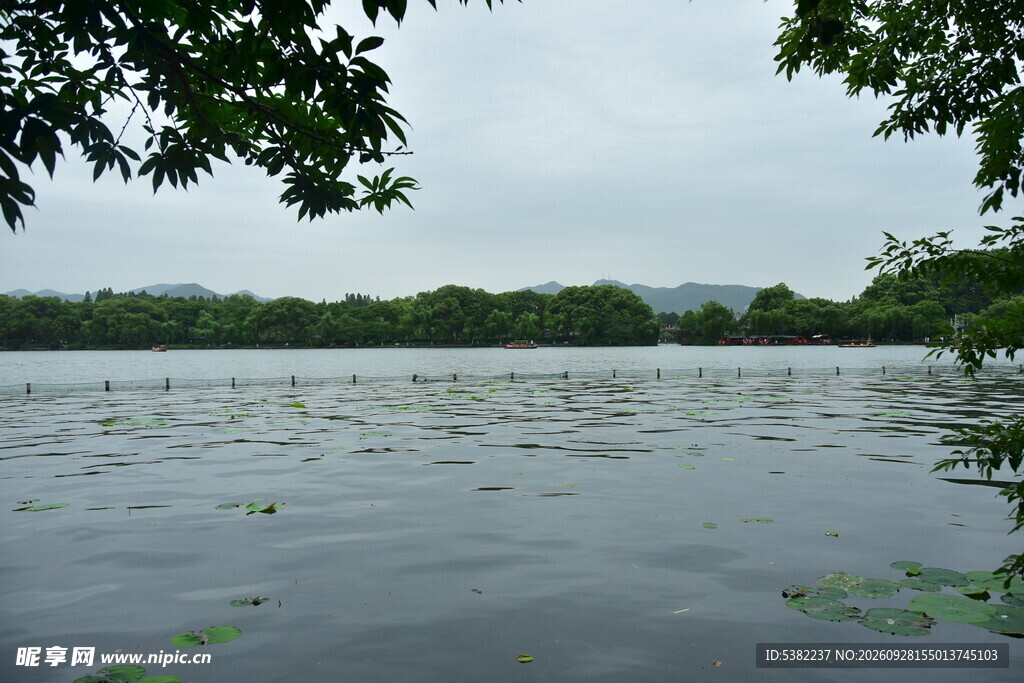 阴天郊野湖岸风光