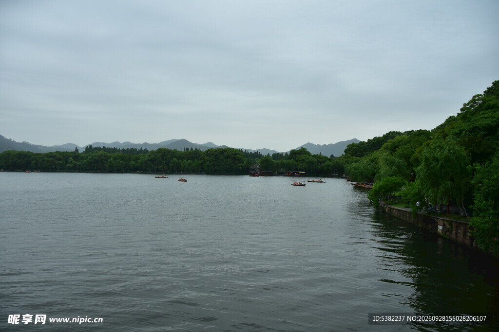 阴天湖畔静谧风光