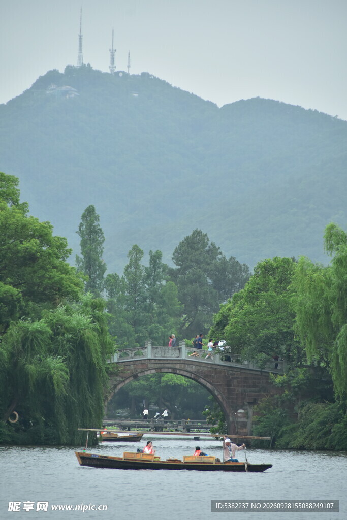 湖上游船山水风光
