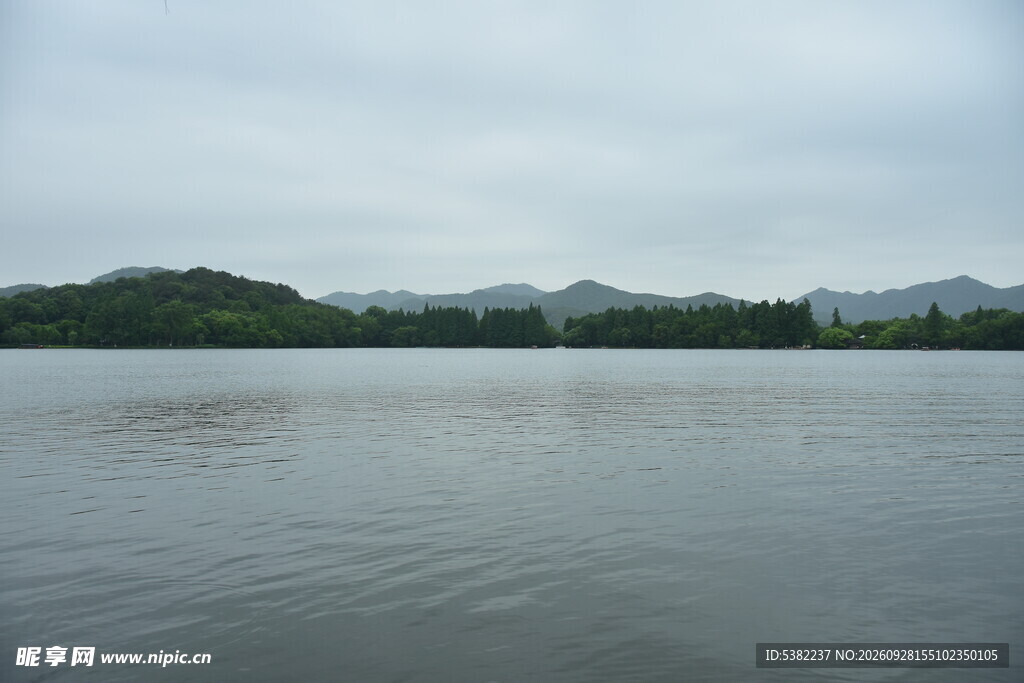 阴天西湖畔山水风光
